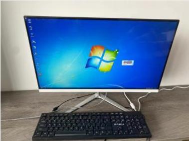 全新台式显示器全部二手价格处理， i5 i7配置都有。办公玩游戏家用都可以，现亏本转给有需要的朋友